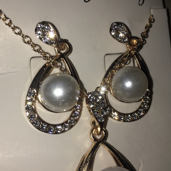 Beautiful pearl necklace set - Picture 2 of 3
